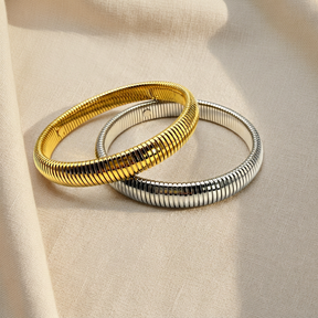 Coppia Bracciali Tubogas Silver e Dorato 1 cm su lino beige