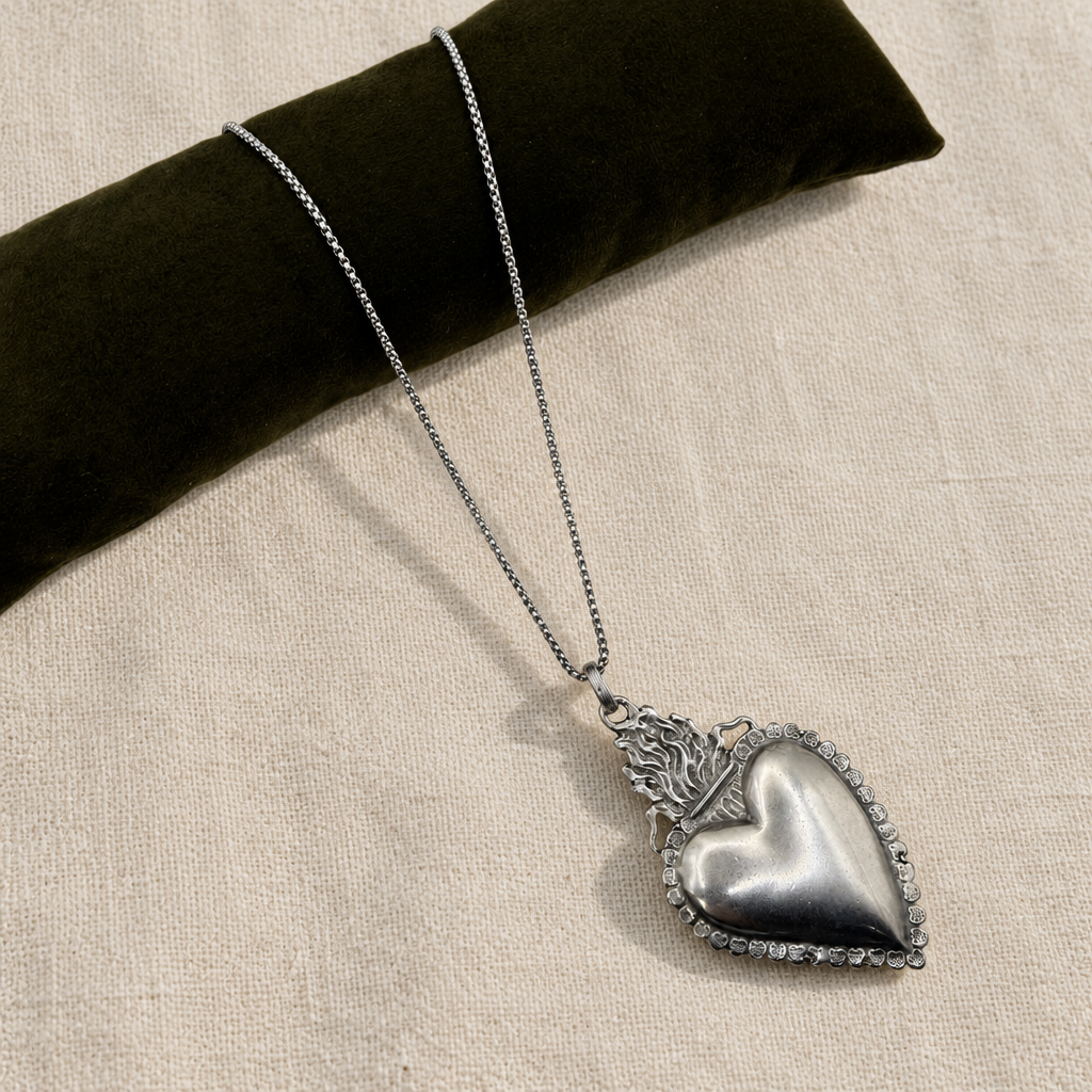 Cuore Sacro Big silver sul cuscino, seconda foto