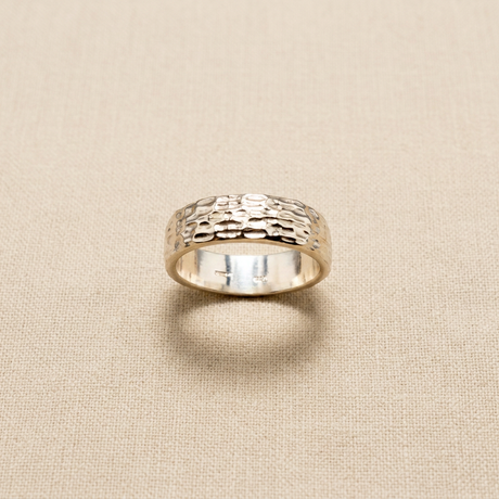 Fede martellata Argento925 su lino beige