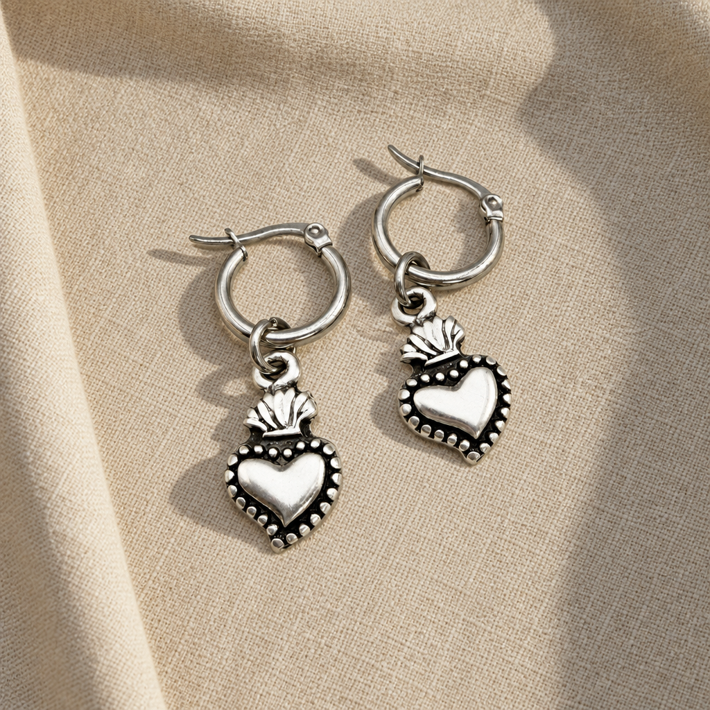 Orecchini Cerchio con Cuore Sacro Mini su lino beige
