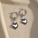 Orecchini Cerchio con Cuore Sacro Mini su lino beige