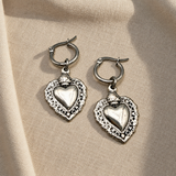 Orecchini Cerchio con Cuore Sacro su lino beige