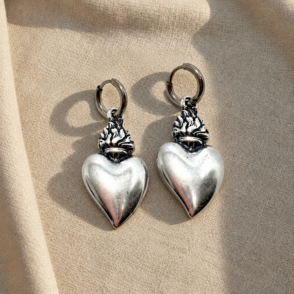 Orecchini Cuore Sacro Fiamma pendenti su lino beige