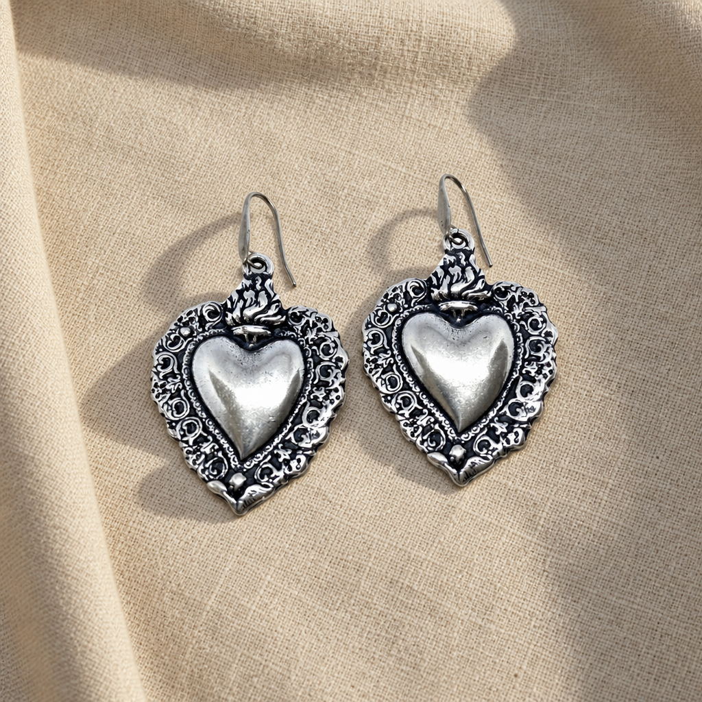Orecchini Cuore Sacro Silver su lino beige