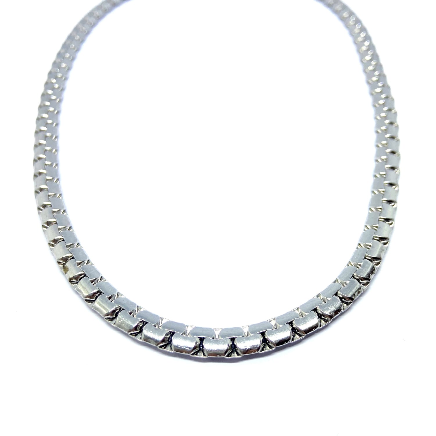 Collana semirigida piatta